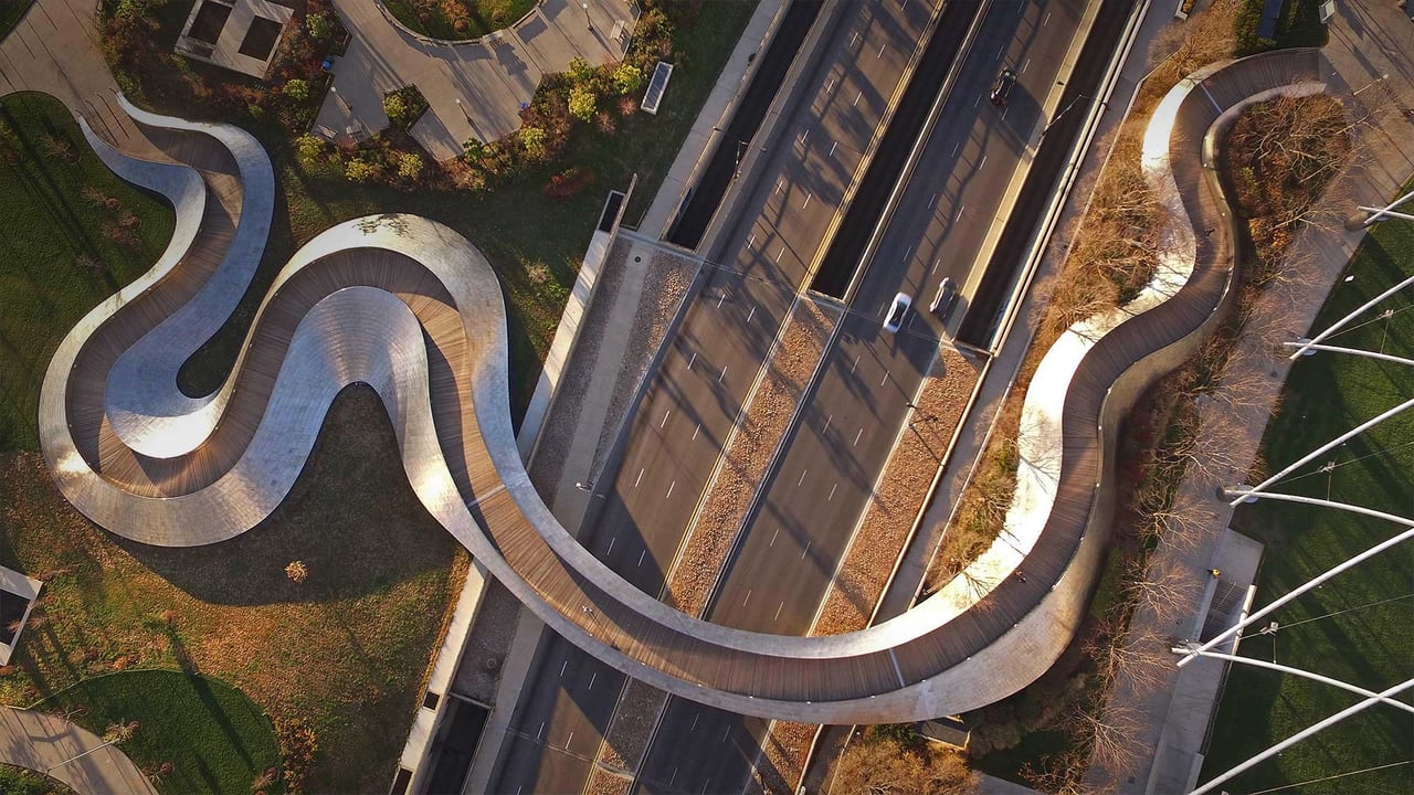 Frank Gehry's BP Pedestrian Bridge connecting Millennium Park and Maggie Daley Park in Chicago (© Devon Neff/Shutterstock) desktop wallpaper