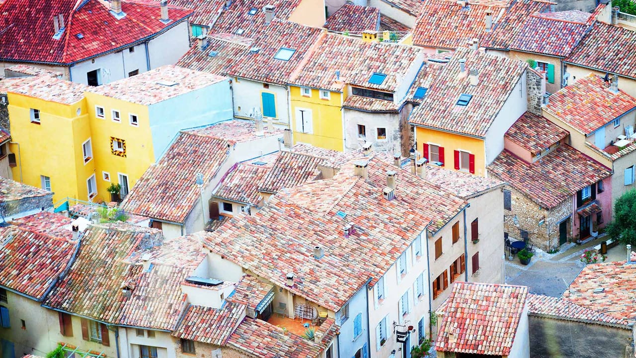 Les toits de Moustiers-Sainte-Marie, Alpes-de-Haute-Provence, France (© Neirfy/Shutterstock) desktop wallpaper