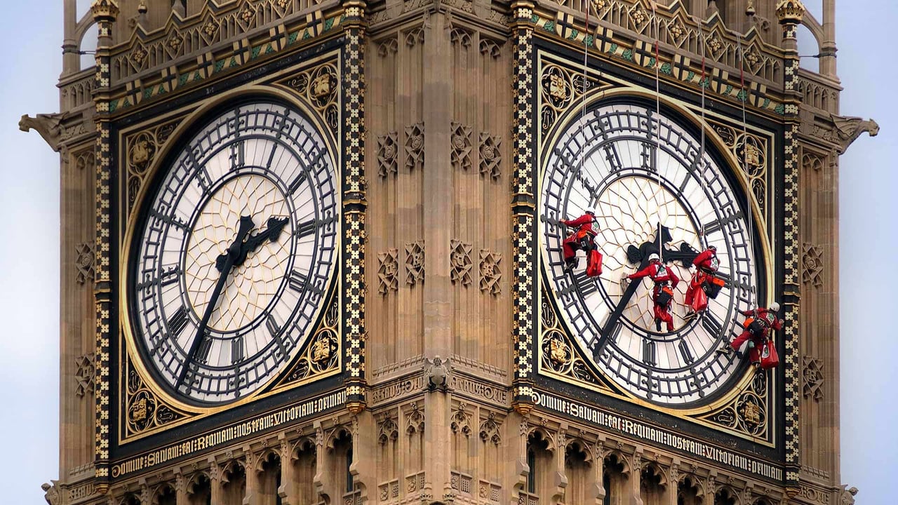 Workers cleaning the clock face of Big Ben in London, England (© Reuters) desktop wallpaper