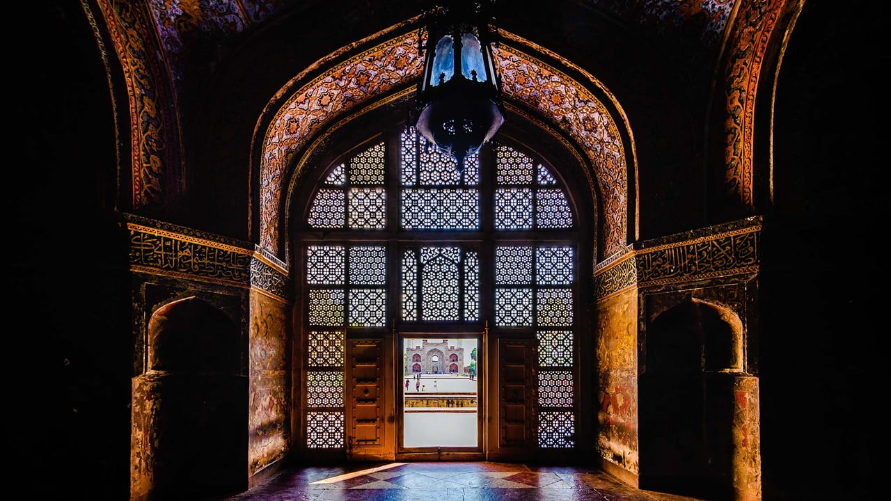 Akbar's tomb at Sikandra near Agra (© Howard Mitchell/Getty Images) desktop wallpaper