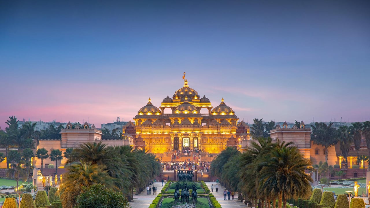 Akshardham Temple at night (© Sean3810/iStock/Getty Images Plus/Getty Images) desktop wallpaper