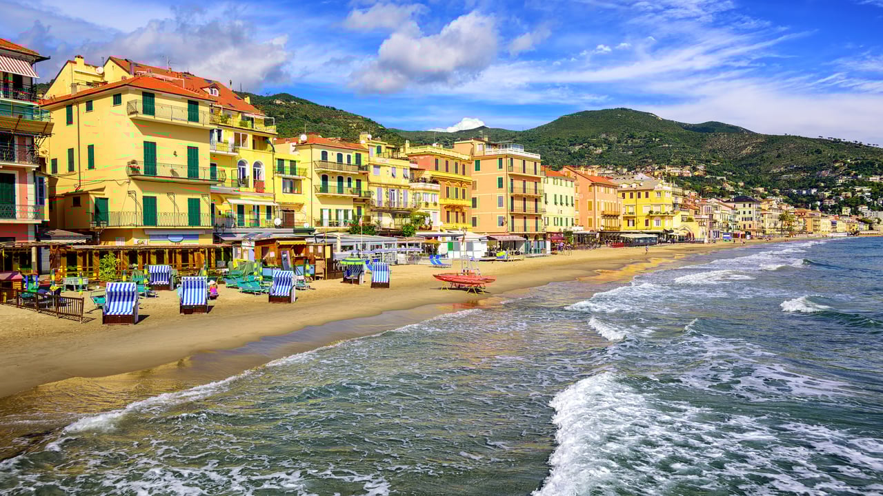 Alassio, Savona, Liguria (© Xantana/iStock/Getty Images Plus) desktop wallpaper