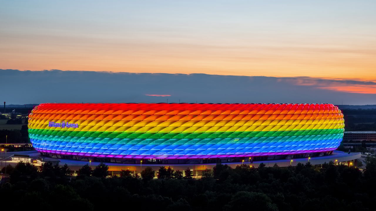 Die Allianz Arena in Regenbogenfarben beleuchtet, München, Deutschland (© Marci Kost/Getty Images) desktop wallpaper