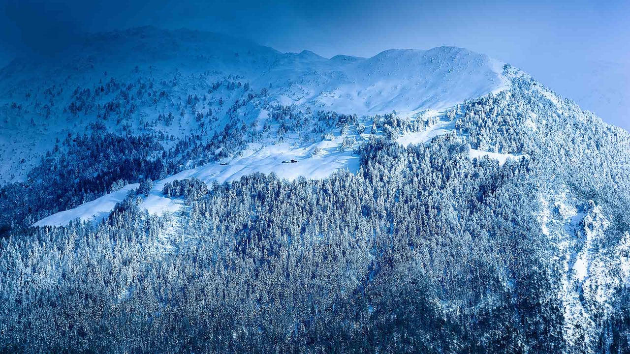 Panorama des Alpes sous la neige, France (© Beatrice Preve/Alamy Stock Photo) desktop wallpaper