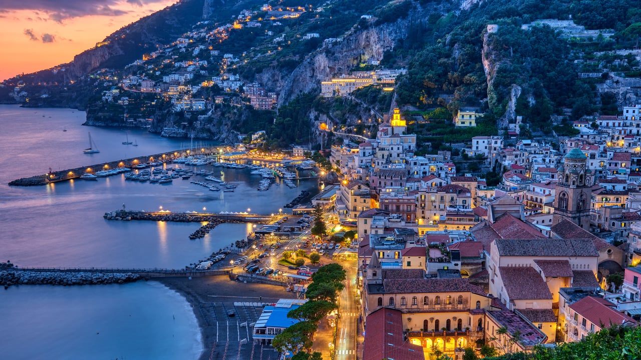 Vista di Amalfi, Salerno, Campania (© elxeneize/iStock/Getty Images Plus) desktop wallpaper