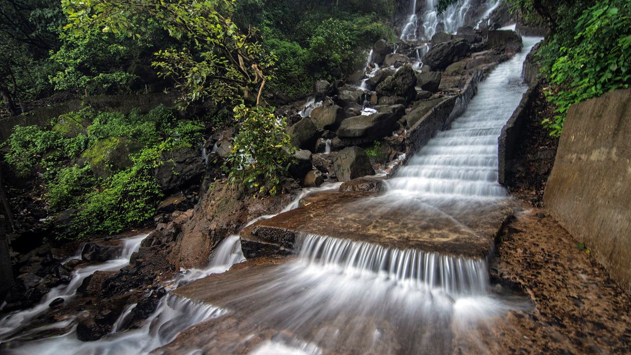 Waterfall in Amboli, Maharashtra, India (© ePhotocorp/iStock/Getty Images Plus) desktop wallpaper