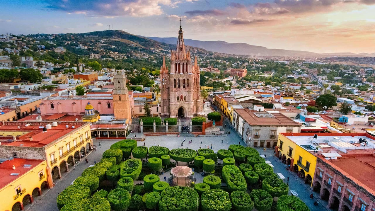 San Miguel de Allende, Mexico (© ferrantraite/Getty Images) desktop wallpaper