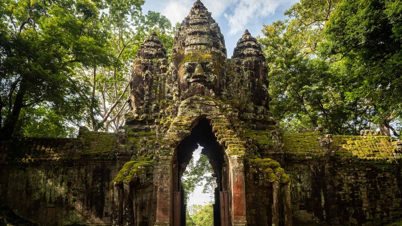 North Gate of Angkor Thom, Angkor Archaeological Park, Cambodia (© Amazing Travel Lifestyle/Shutterstock) desktop wallpaper