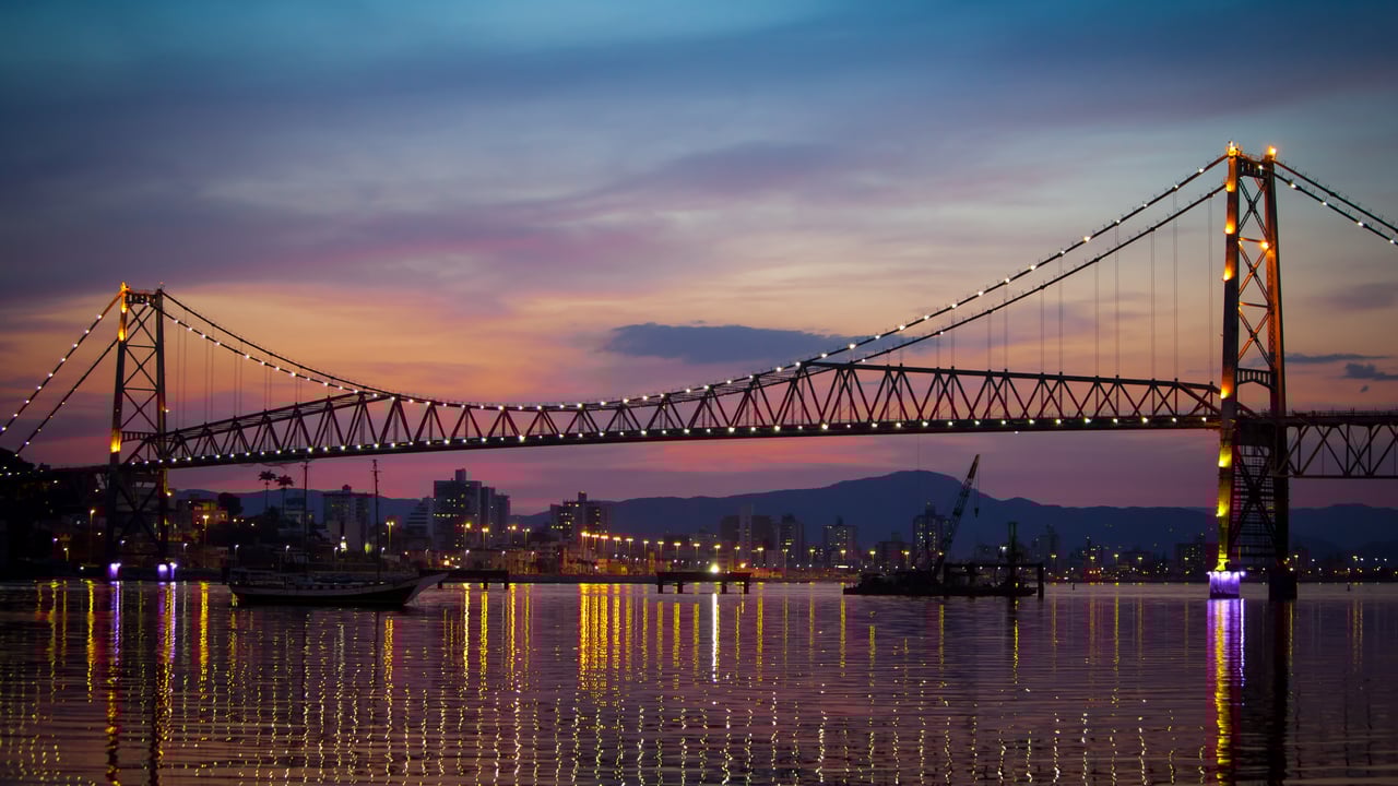 Ponte Hercílio Luz ao pôr do sol, Florianópolis, Brasil (© daniel_wiedemann/iStock/Getty Images Plus) desktop wallpaper