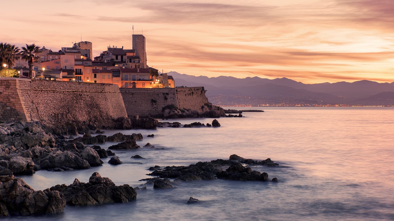 Littoral de la Côte d’Azur à Antibes (© StockByM/Getty Images) desktop wallpaper