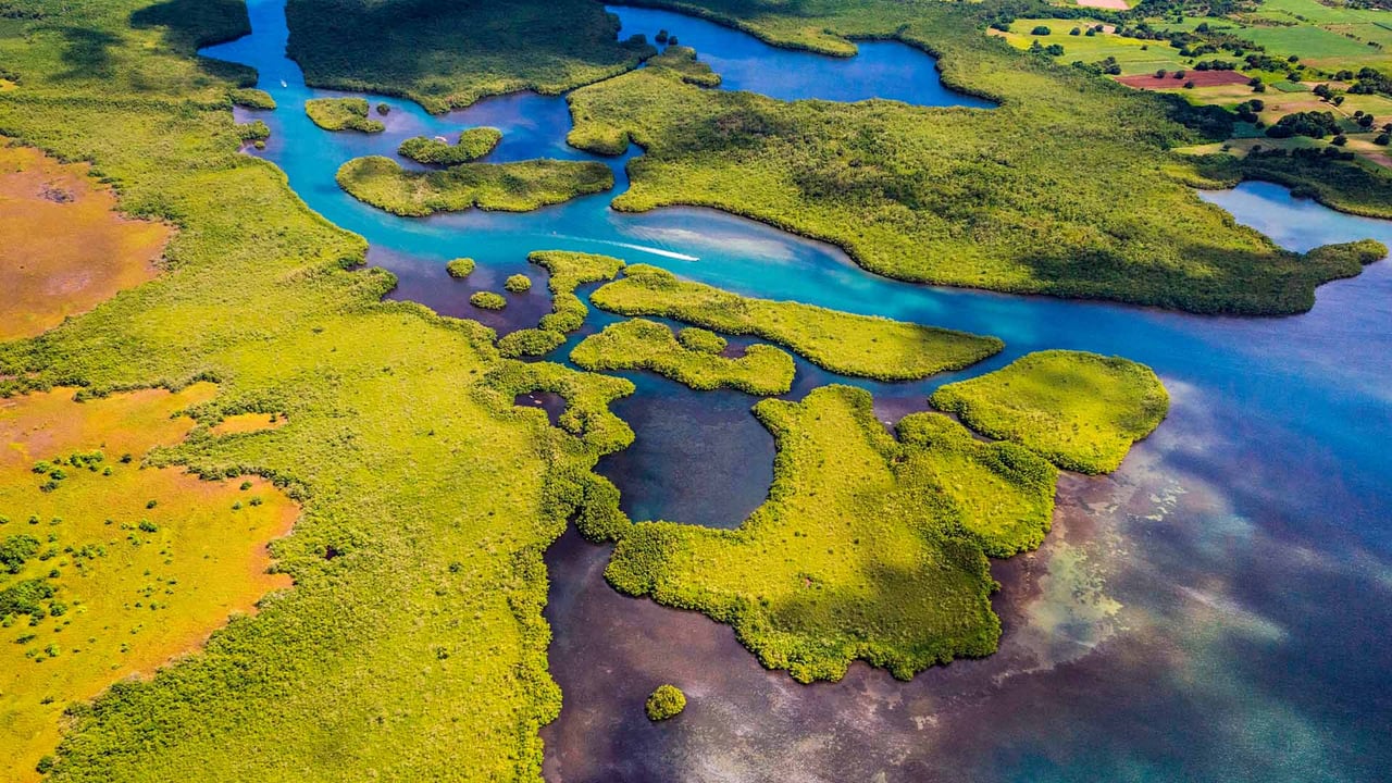 Grand Cul-de-Sac Marin, Guadeloupe National Park, Lesser Antilles (© Hemis/Alamy) desktop wallpaper