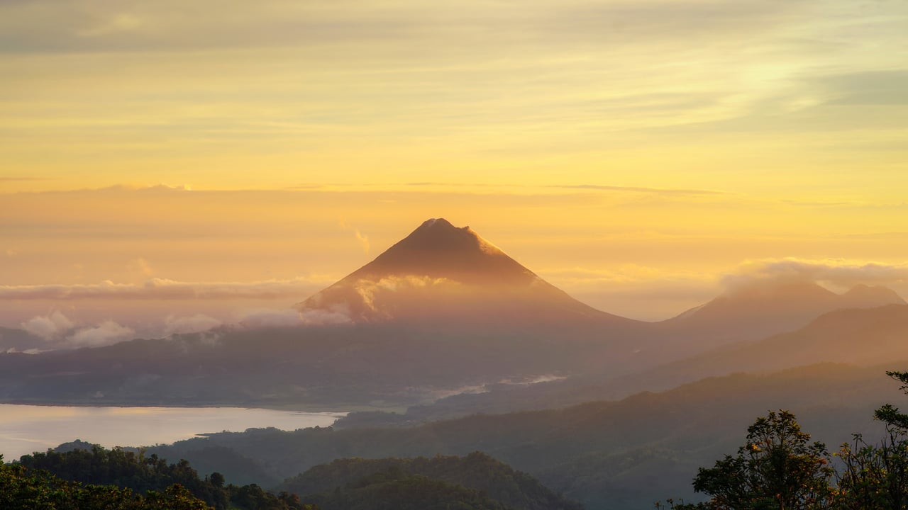Arenal Volcano seen from Monteverde, Costa Rica (© Lukas Bischoff/Getty Images) desktop wallpaper