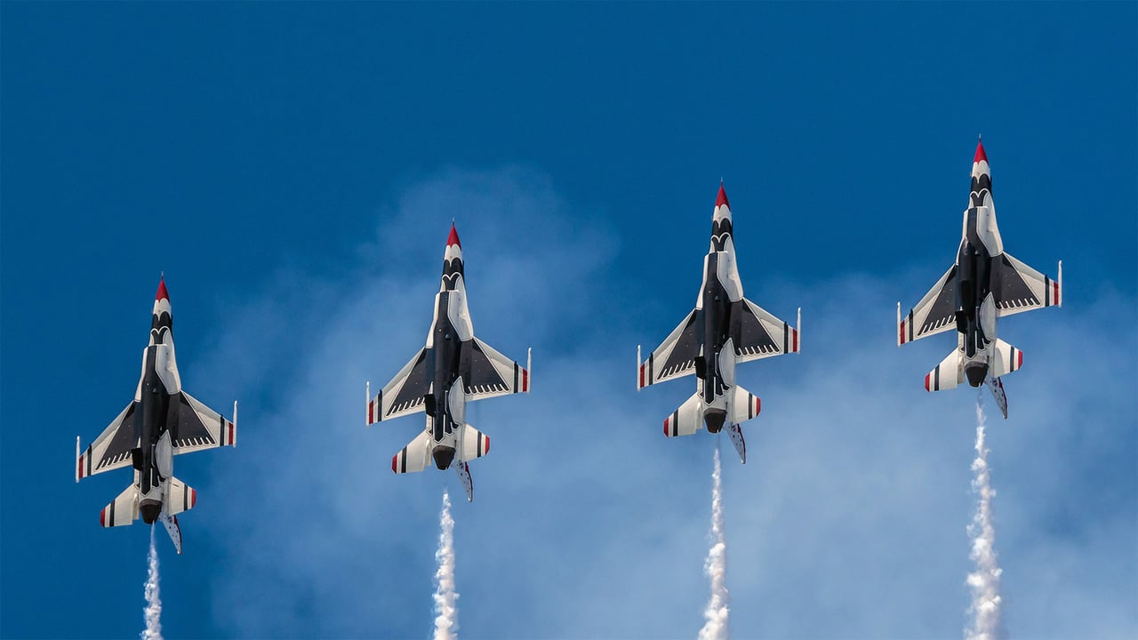 US Air Force Thunderbirds perform over Hampton, Virginia (© gmeland/Shutterstock) desktop wallpaper