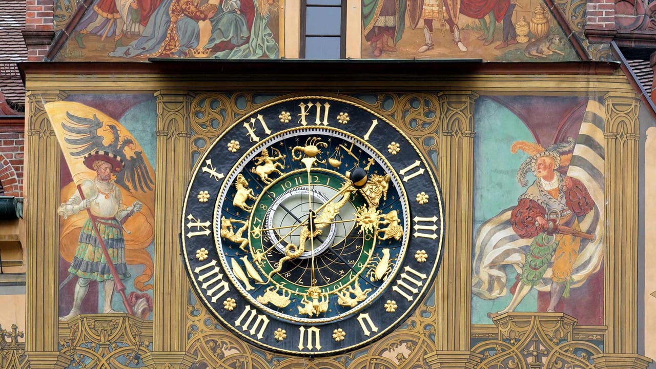 Rathaus Ulm, Astronomische Uhr aus dem 16. Jahrhundert, Ulm, Baden-Württemberg (© Hemis/Alamy Stock Photo) desktop wallpaper