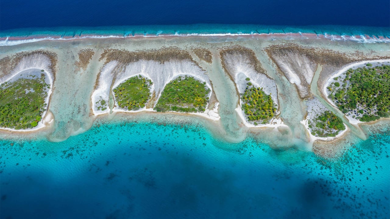 卡韦希环礁,土阿莫土群岛,法属波利尼西亚 (© WaterFrame/Alamy) desktop wallpaper