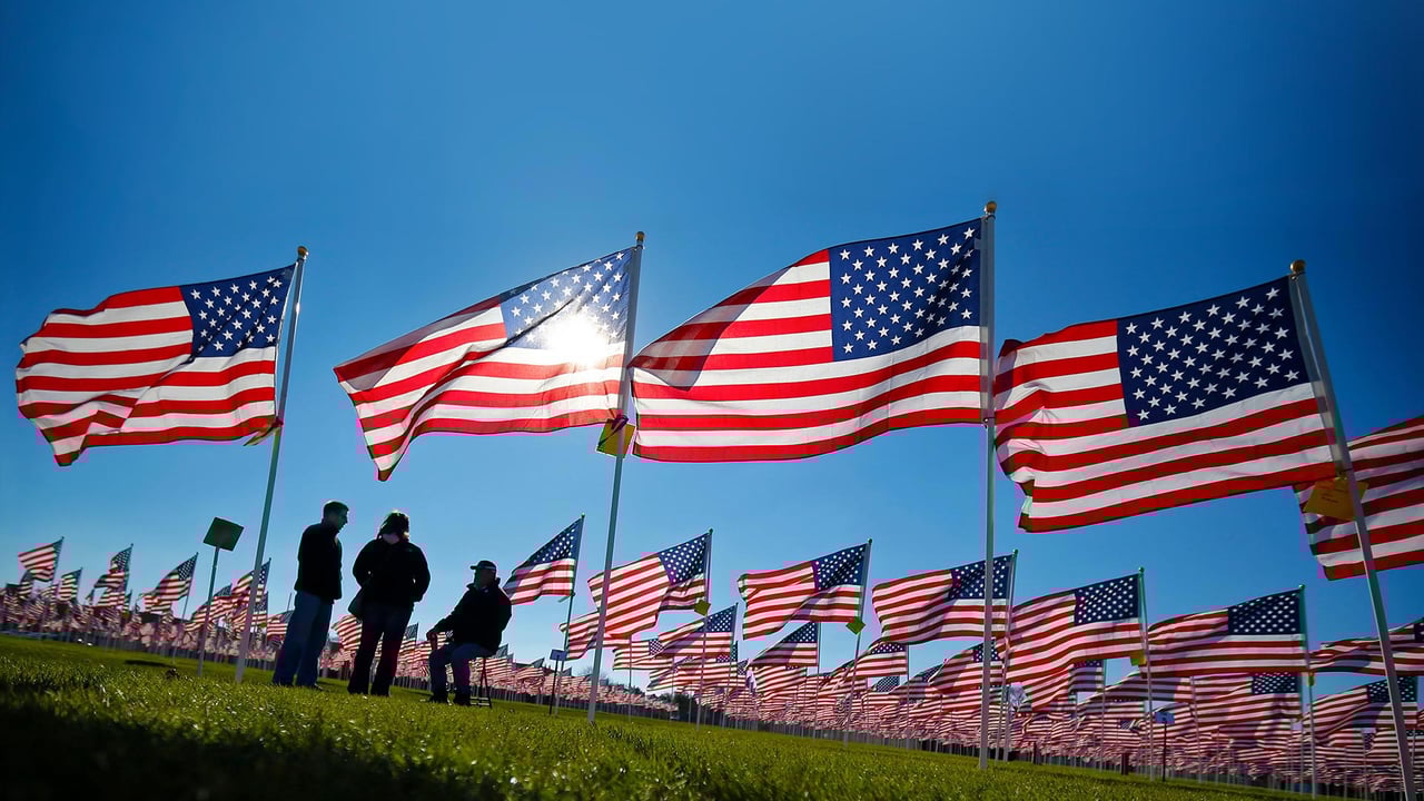 Vietnam War veteran Jake Thorn (seated) talks to visitors in Aurora, Illinois, in 2013 (© Jeff Haynes/Reuters) desktop wallpaper