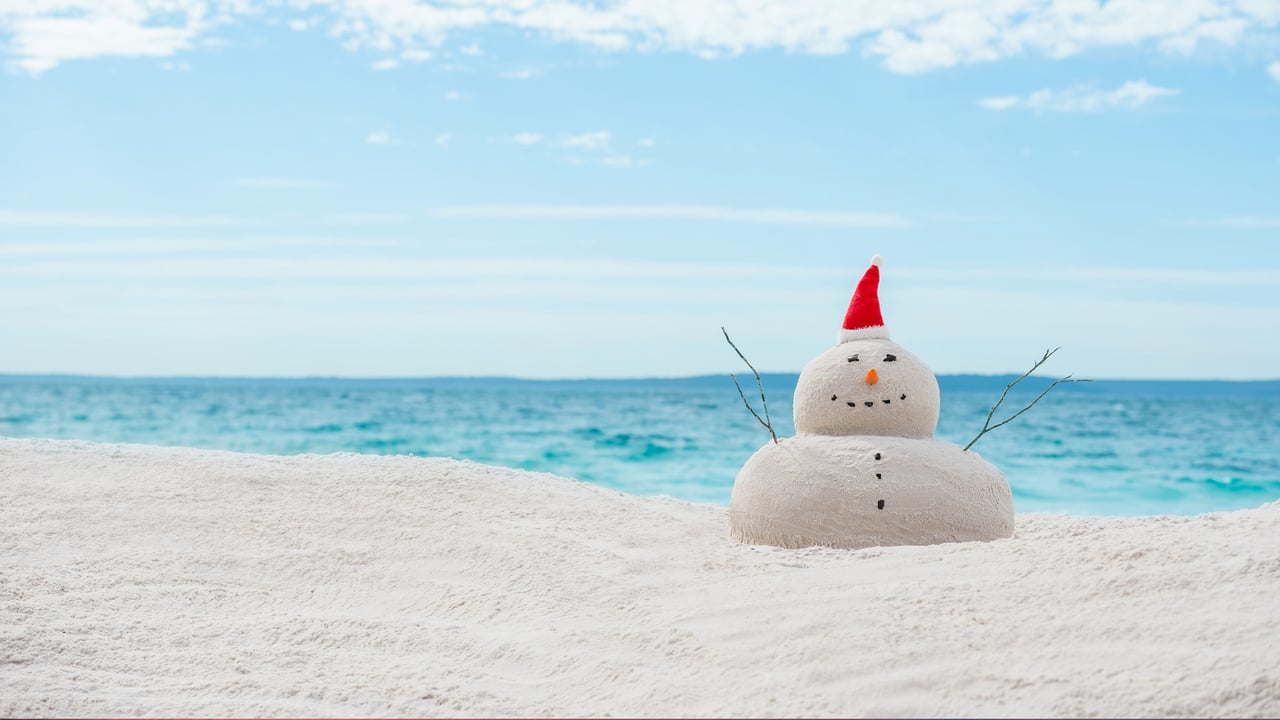 Australian Christmas sandman on a white sand beach (© fogaas/iStock/Getty Images Plus) desktop wallpaper