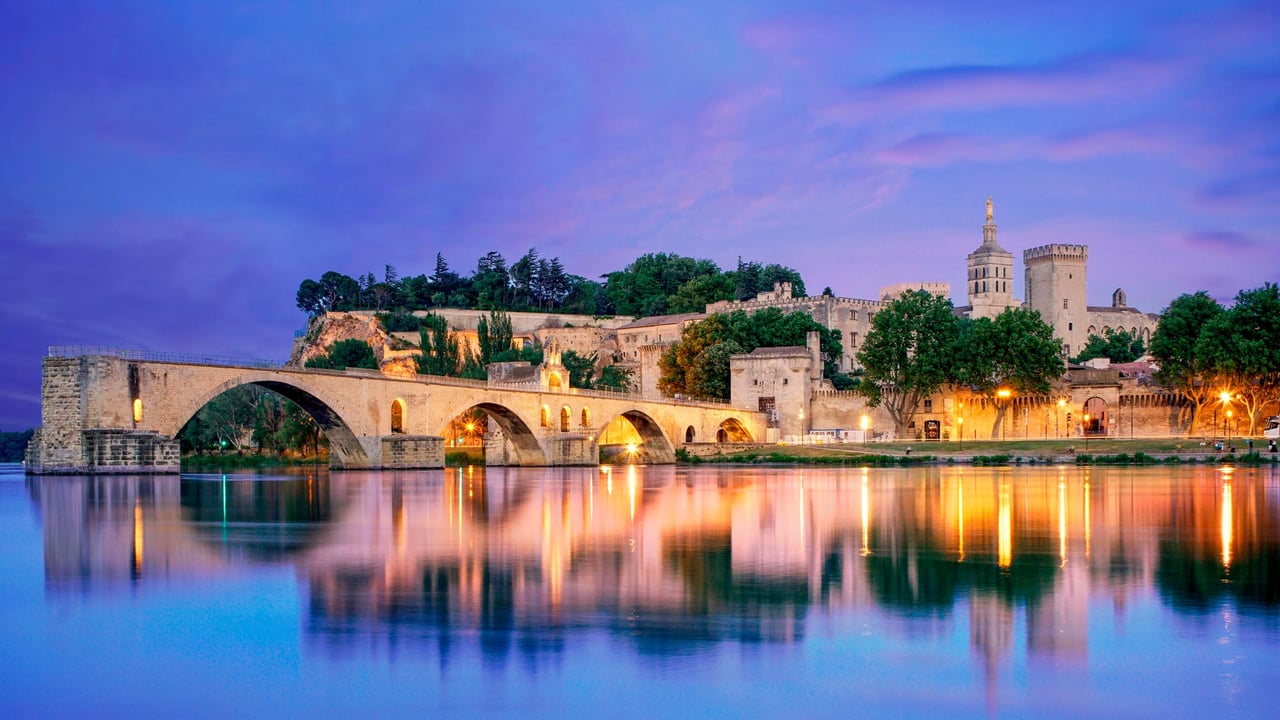 Le pont d’Avignon et le palais des Papes, Provence Alpes Côte d’Azur (© travelstock44/Alamy Stock Photo) desktop wallpaper