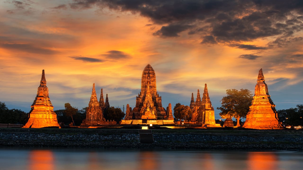 Wat Chaiwatthanaram temple, Ayutthaya Historical Park, Thailand (© Weerasak Saeku/Getty Images) desktop wallpaper
