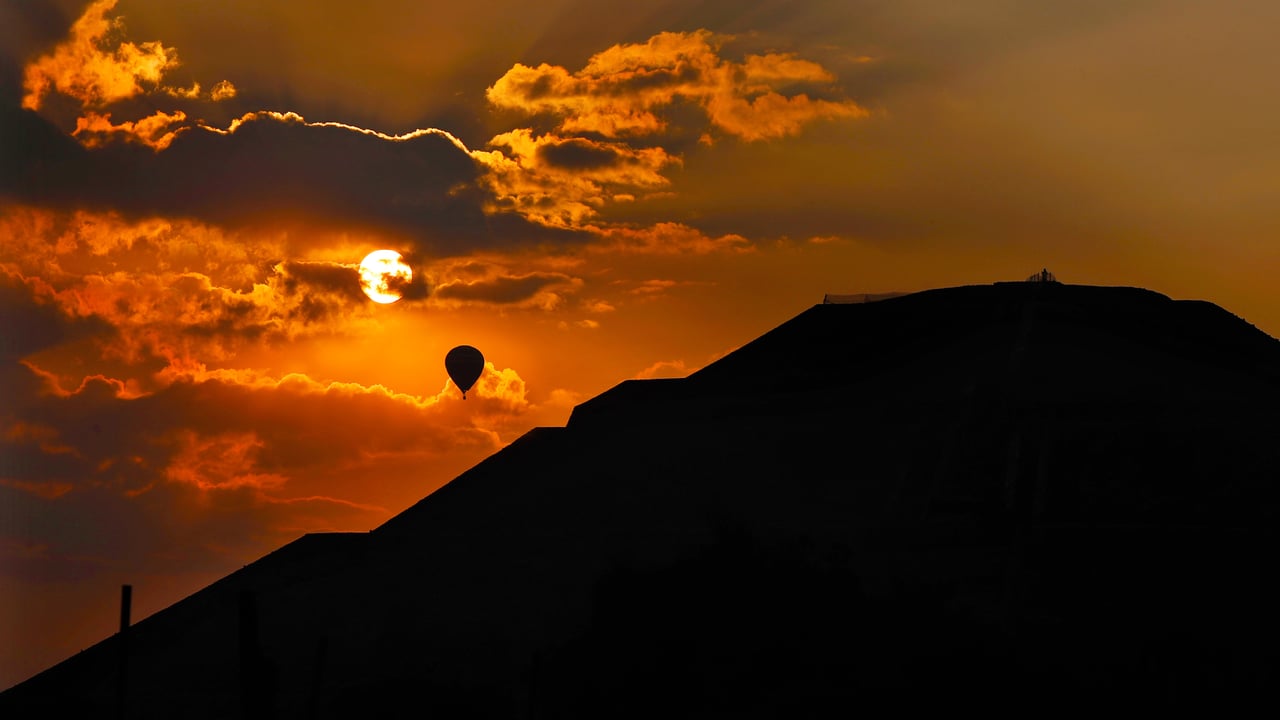 A balloon flies over the Pyramid of the Sun at sunrise in Teotihuacan, Mexico (© Marco Ugarte/AP Photo) desktop wallpaper