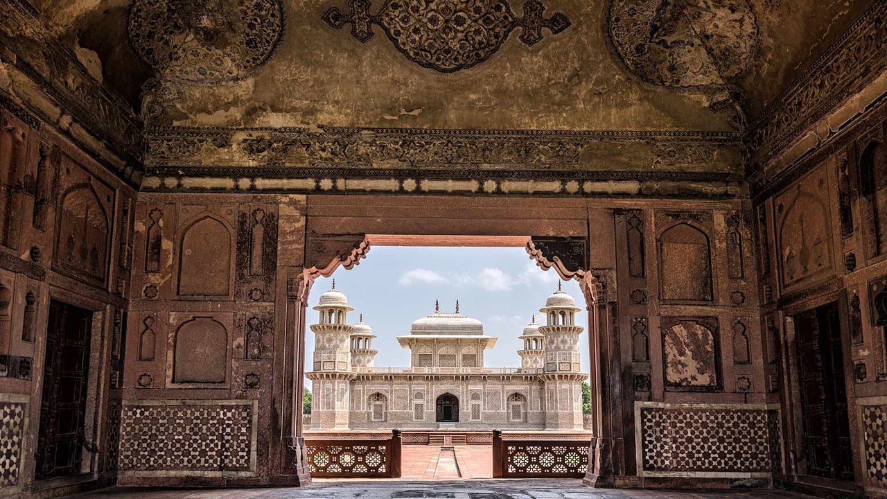 Tomb of I'timad-ud-Daulah, or Baby Taj in Agra (© Cristian Baitg/Moment/Getty Images) desktop wallpaper