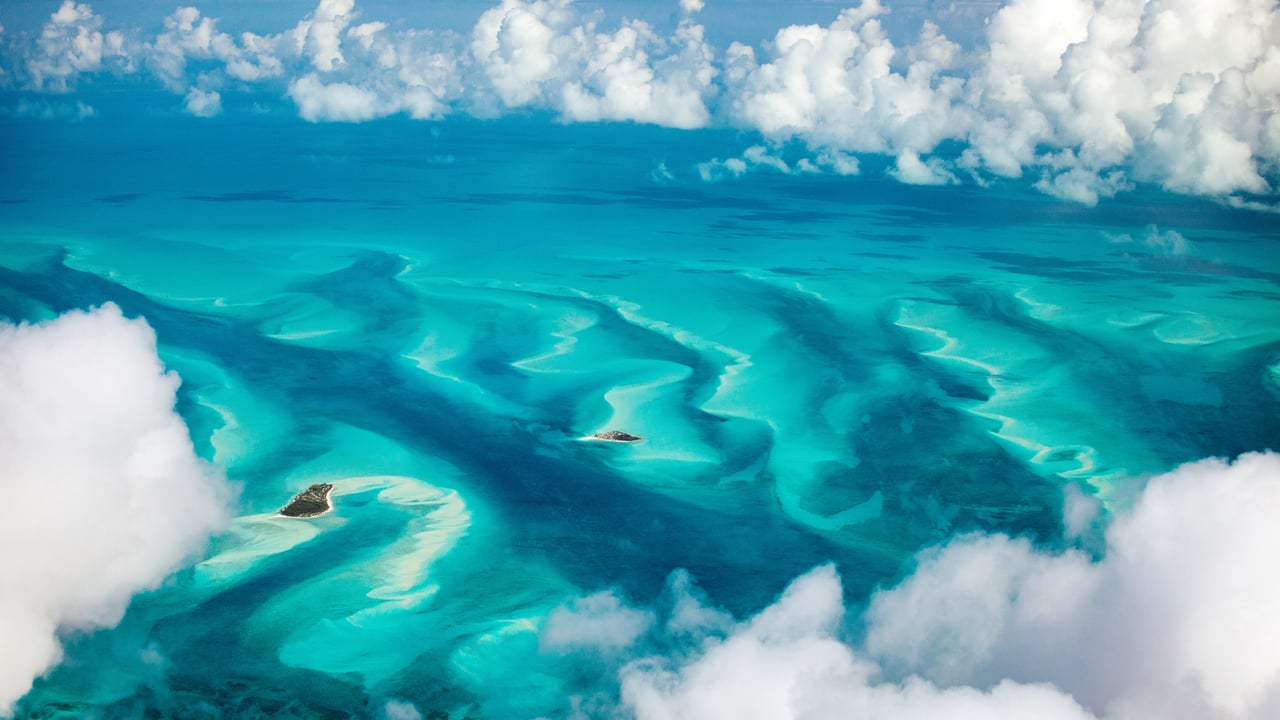 Turquoise waters of the Bahamas (© BlueOrange Studio/Adobe Stock) desktop wallpaper