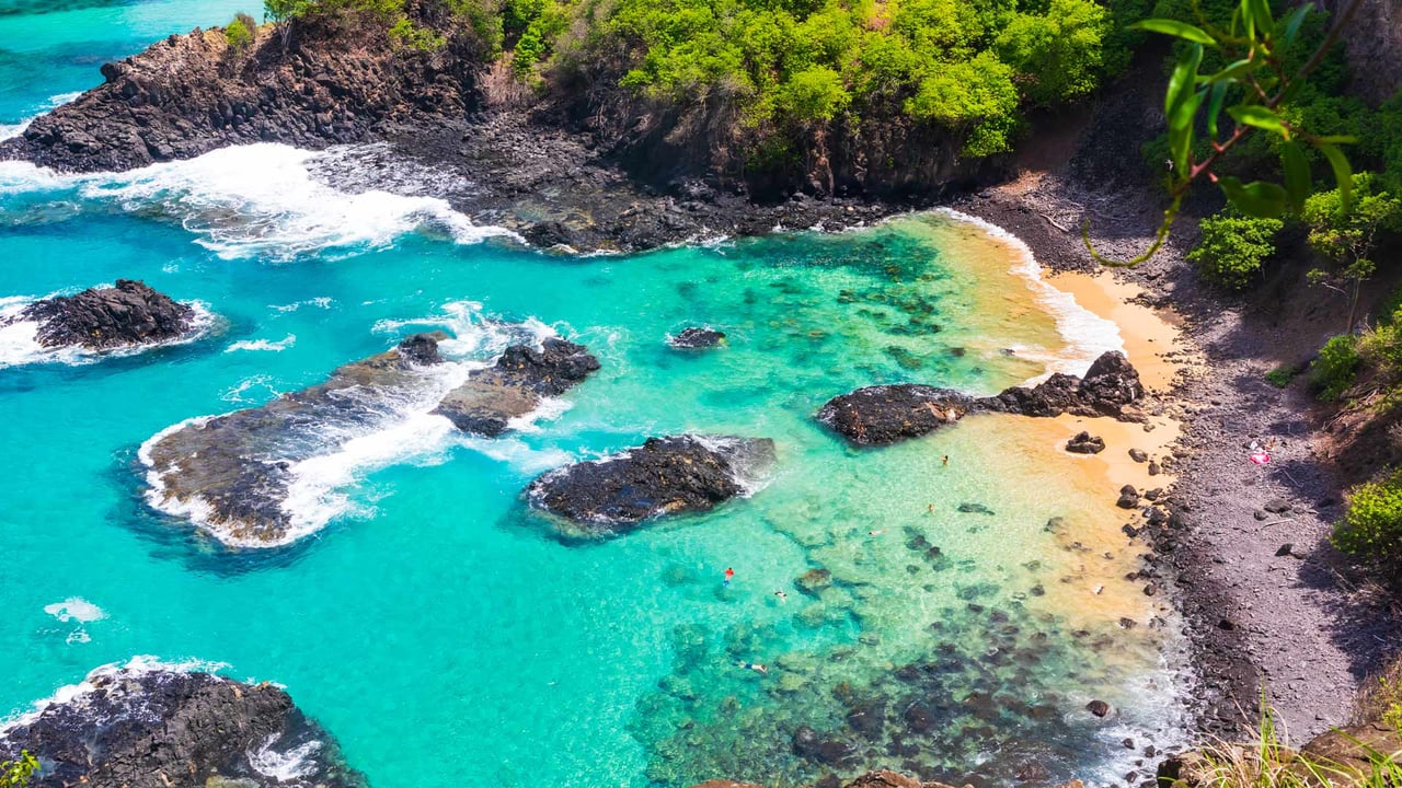 Vista de Baía dos Porcos em Fernando de Noronha (© Reuber Duarte/Getty Images) desktop wallpaper