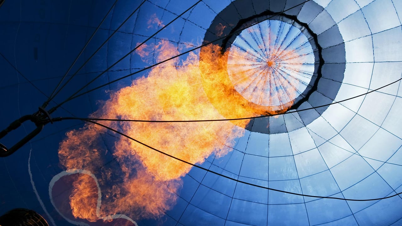 Heißluftballon, der mit einem Brenner aufgeheizt wird, Bad Wiessee, Bayern, Deutschland (© Christian Heinrich/Getty Images) desktop wallpaper