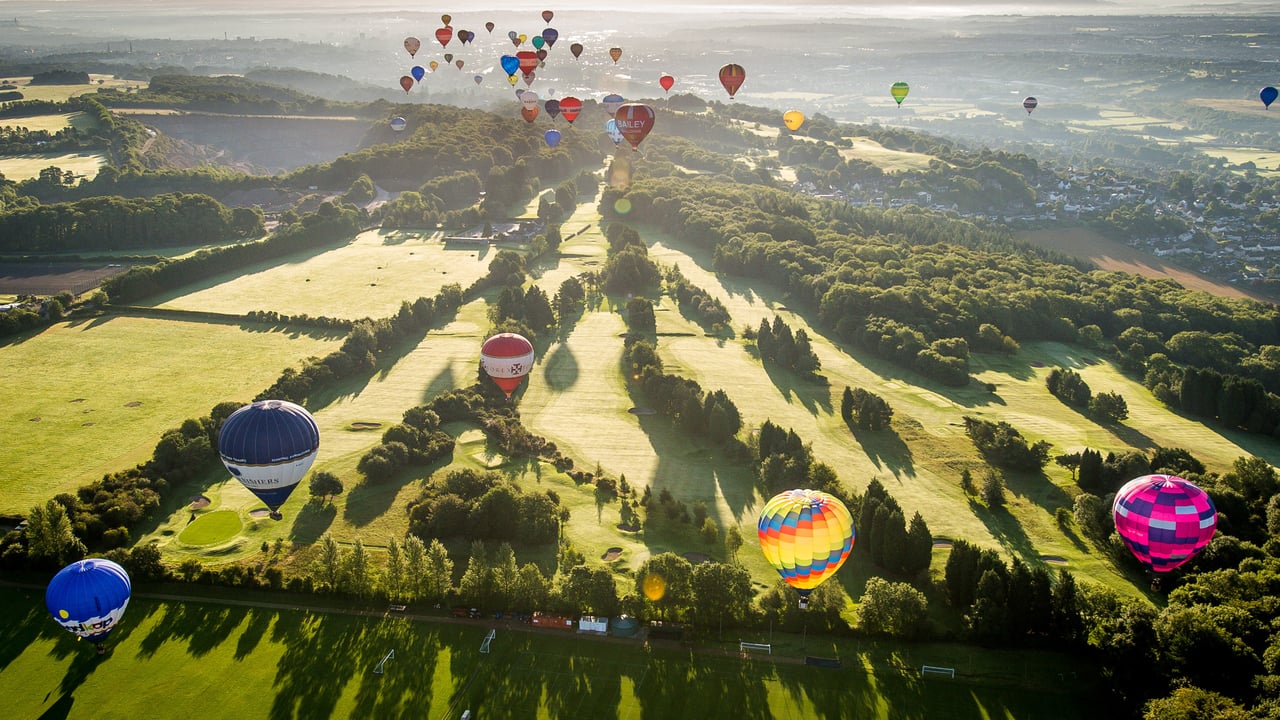 Hot air balloons over a golf course during the Bristol International Balloon Fiesta (© Ben Birchall/PA Images/Getty Images) desktop wallpaper