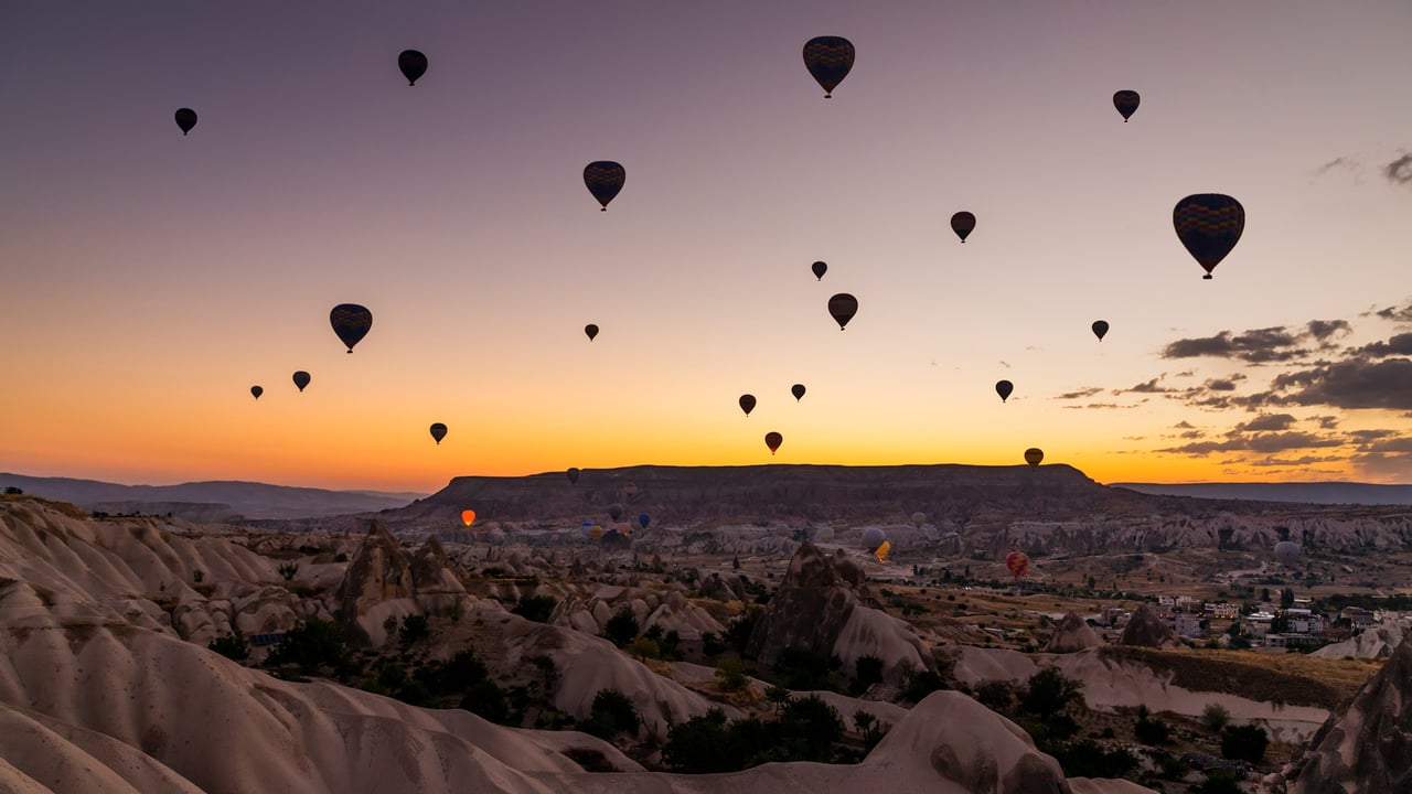 Hot air balloons in Cappadocia, Türkiye (© Anton Petrus/Getty Images) desktop wallpaper