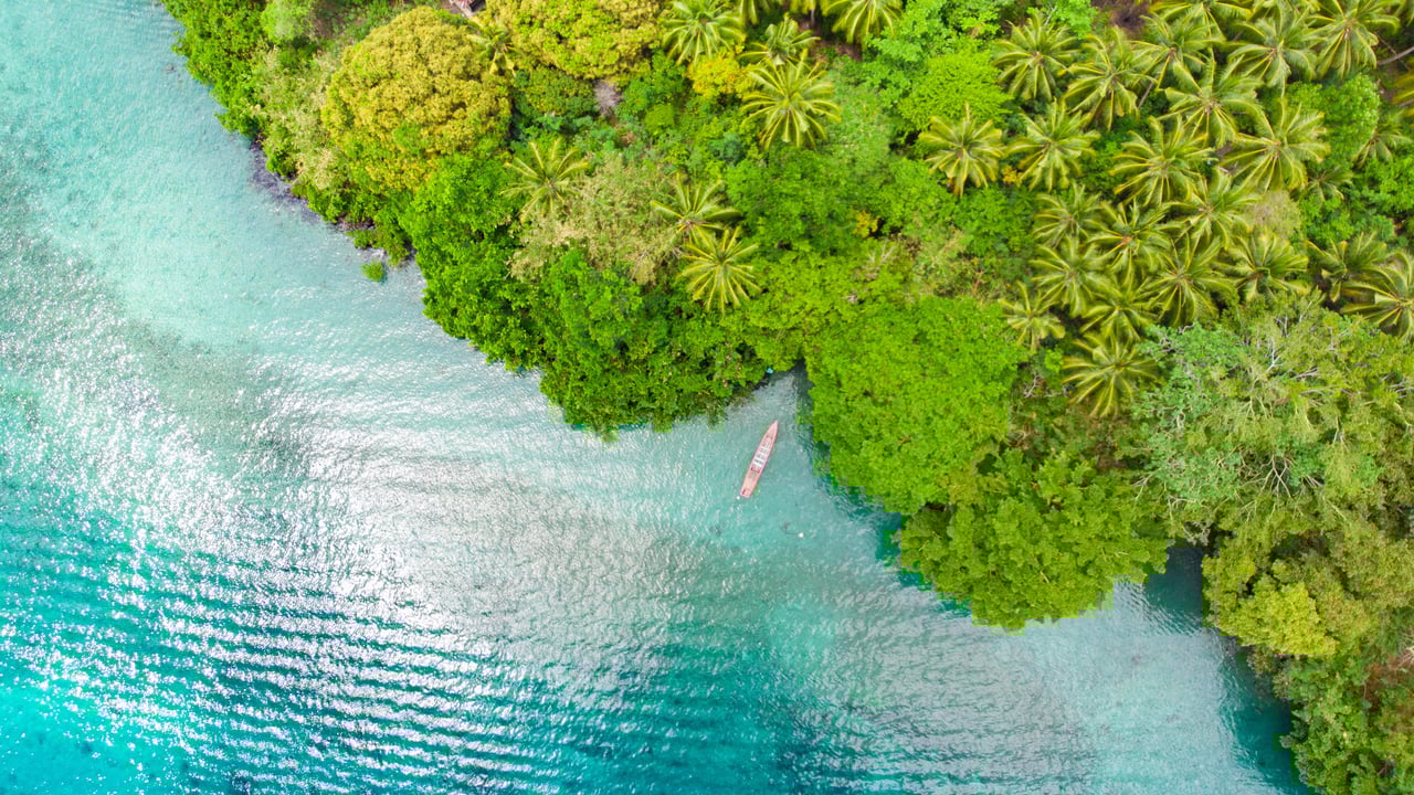 Blue lagoon at Pulau Ay, Banda Islands, Indonesia (© fabio lamanna/Alamy) desktop wallpaper