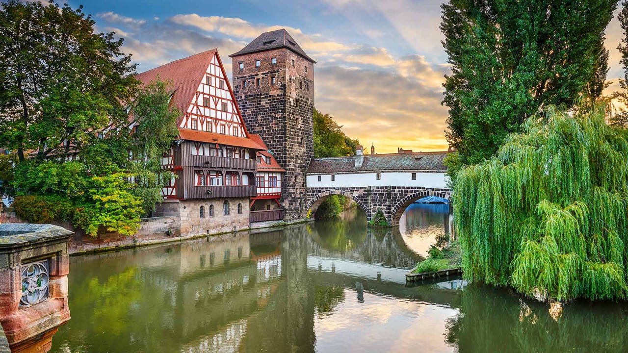 Weinstadel und Wasserturm am Ufer der Pegnitz, Nürnberg, Bayern, Deutschland (© SeanPavonePhoto/Getty Images) desktop wallpaper