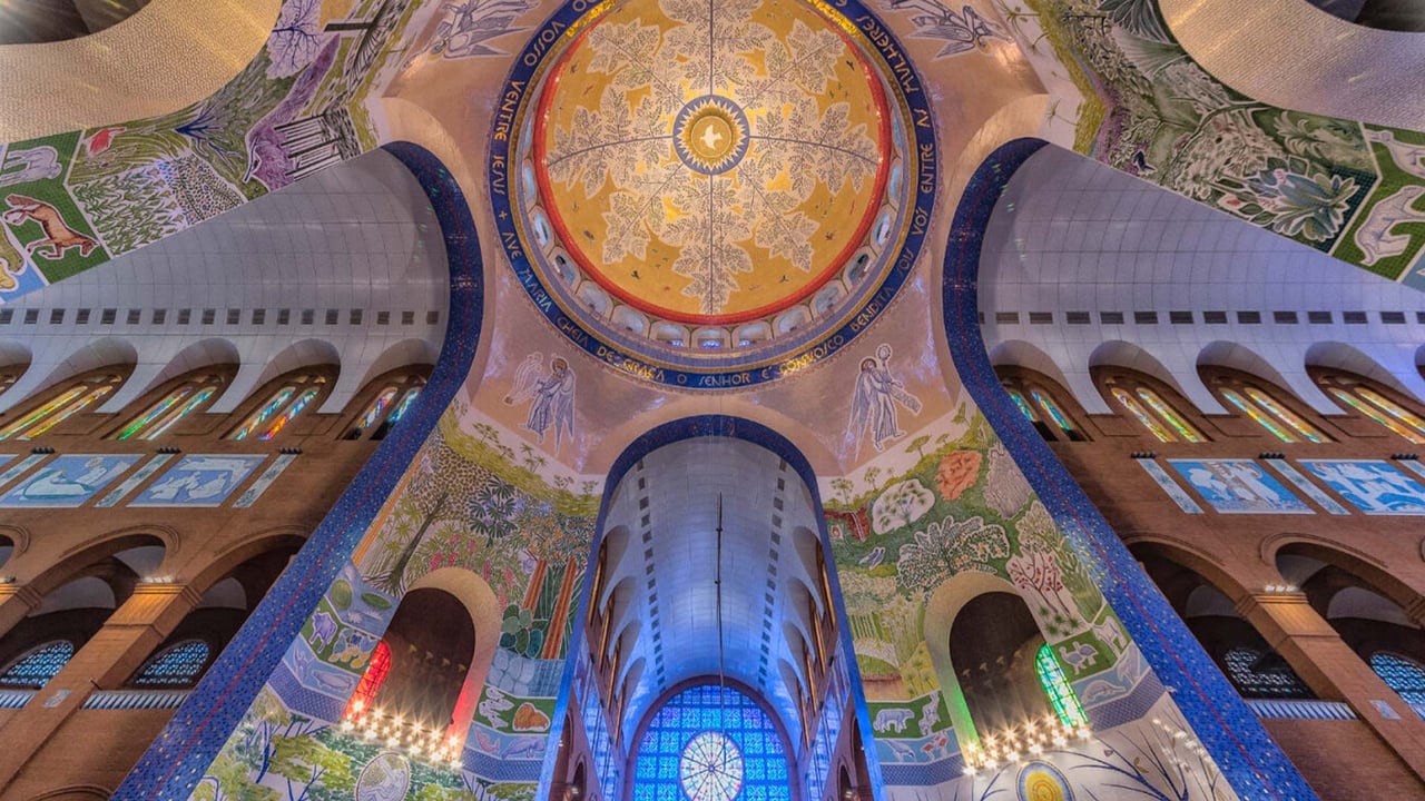 Vista interna acima do altar principal da Basílica de Nossa Senhora Aparecida, São Paulo (© Marcos Martinez Sanchez/Getty Images) desktop wallpaper