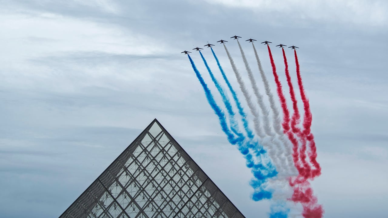 La Patrouille de France au-dessus de la pyramide du Louvre pendant la cérémonie du 14 juillet, Paris (© Aurélien Meunier/Getty Images) desktop wallpaper