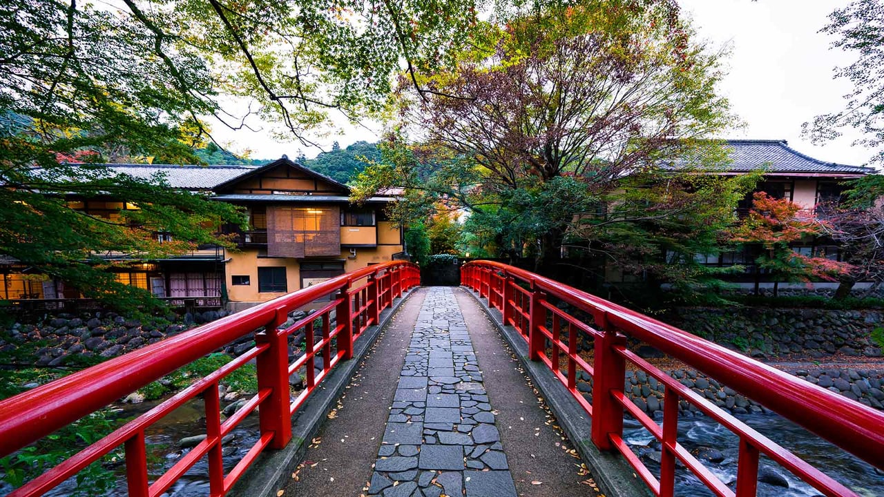 修善寺温泉街, 静岡県 伊豆市 (© JaCZhou 2015/Getty Images) desktop wallpaper