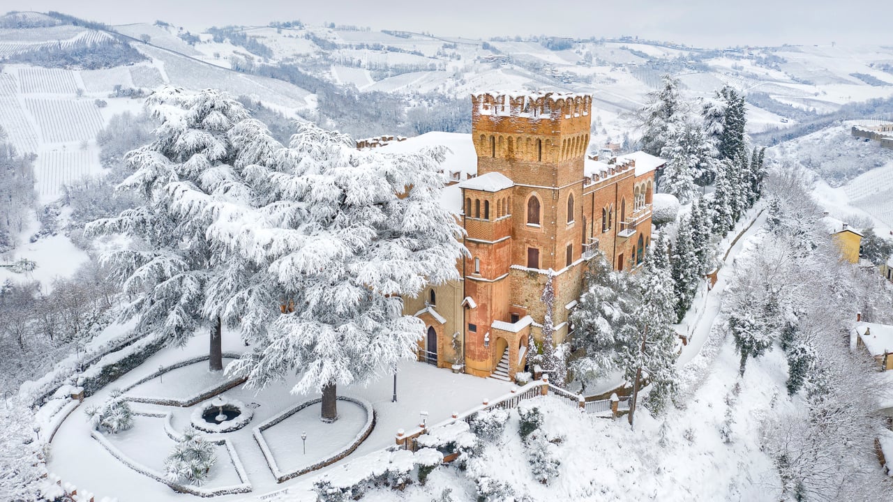 Castello di Mornico Losana, Mornico Losana, Provincia di Pavia, Lombardia (© Massimo Ripani/Sime/eStock Photo) desktop wallpaper