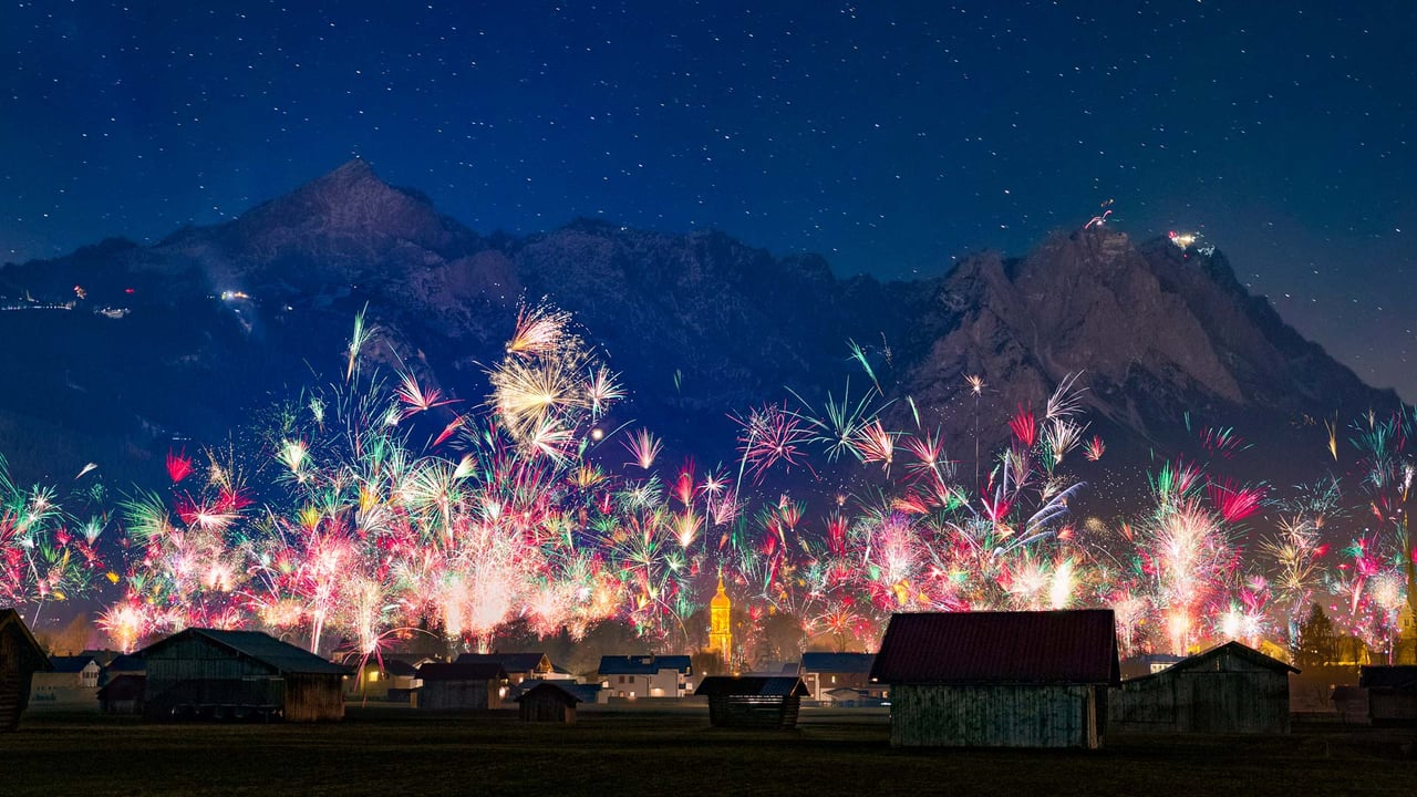 Silvesterfeuerwerk über der Stadt Garmisch-Partenkirchen mit Blick auf die Zugspitzgruppe, Bayern (© Marc Hohenleitner/Huber/eStock Photo) desktop wallpaper