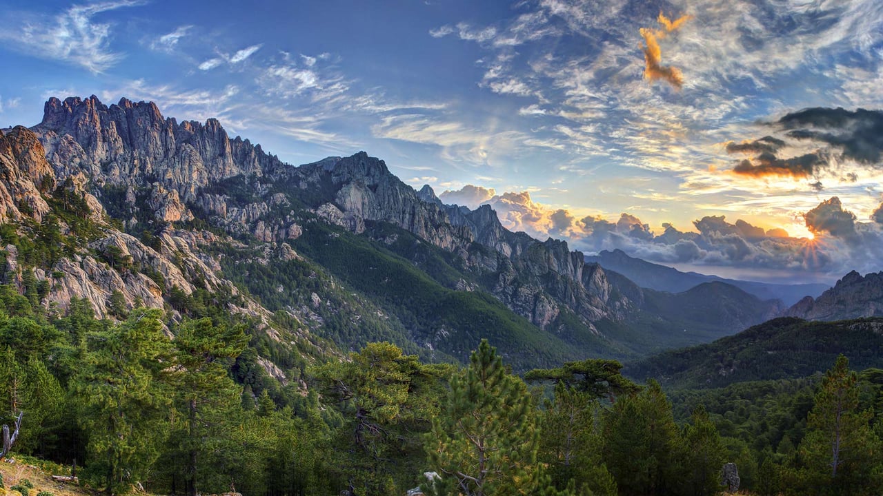 Lever de soleil au-dessus des aiguilles de Bavella, Corse, France (© Infografick/iStock/Getty Images Plus) desktop wallpaper