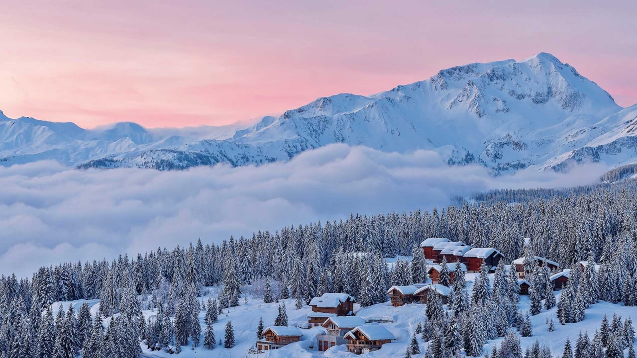 Station de ski du col des Saisies à l'aube, Beaufortain, Savoie, France (© SPANI Arnaud/hemis.fr/Alamy Stock Photo) desktop wallpaper