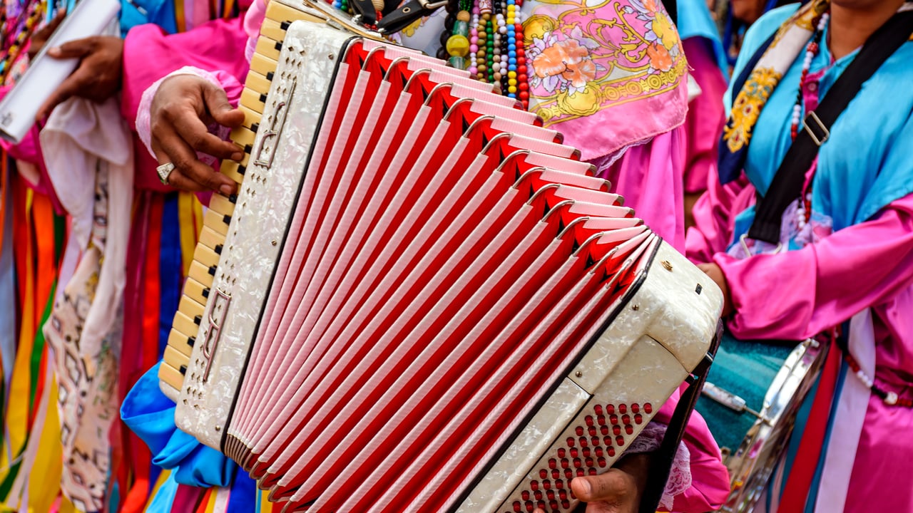 Acordeonista tocando seu instrumento (© Fred_Pinheiro/Getty Images) desktop wallpaper
