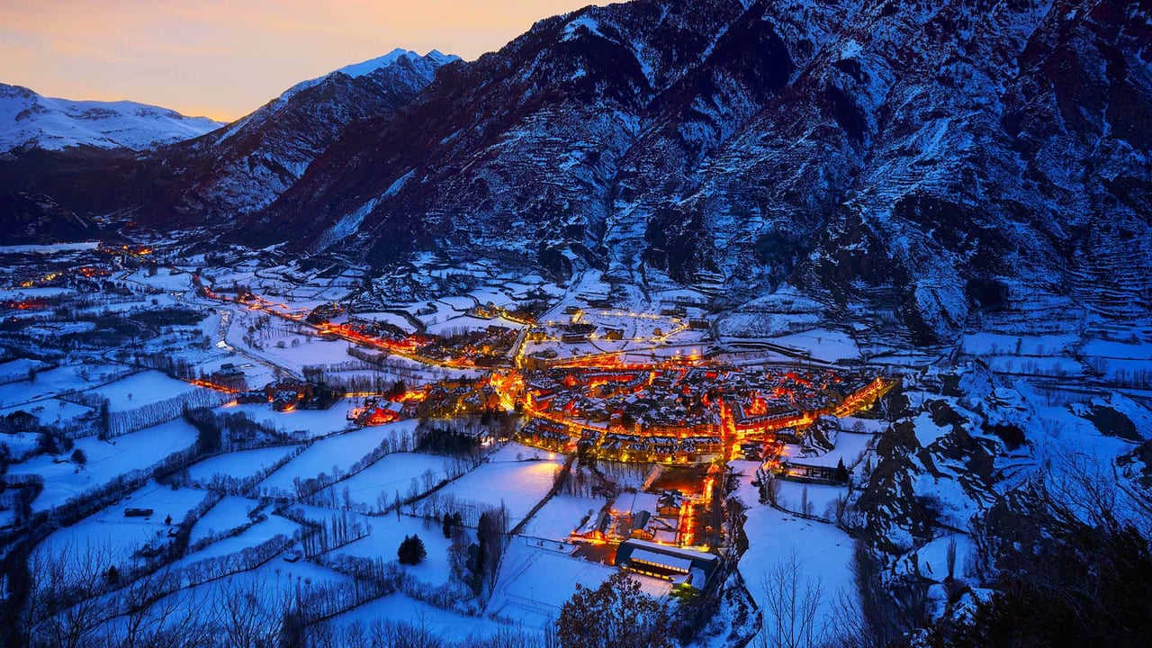The village of Benasque, Huesca, Spain (© Miscellaneoustock/Alamy) desktop wallpaper