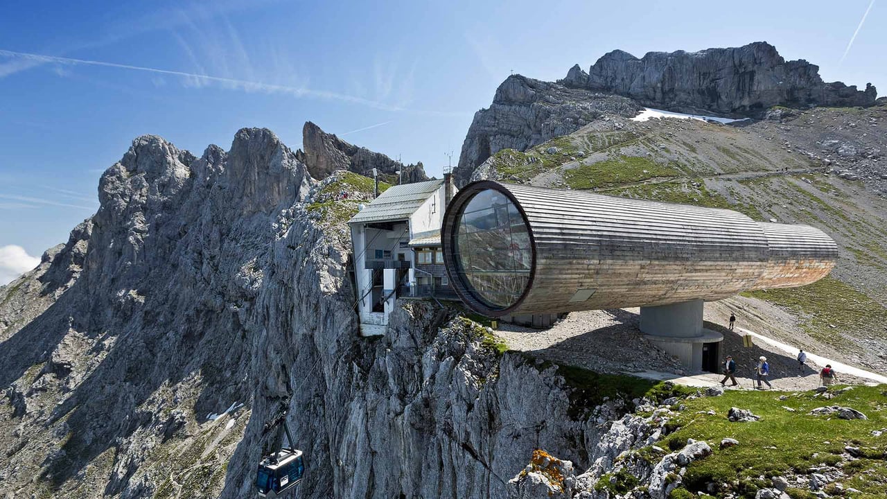 Natur-Informationszentrum Bergwelt Karwendel mit der Bergstation der Karwendelbahn und der Westlichen Karwendelspitze, Mittenwald, Bayern (© Reinhard Schmid/Huber/eStock Photo) desktop wallpaper