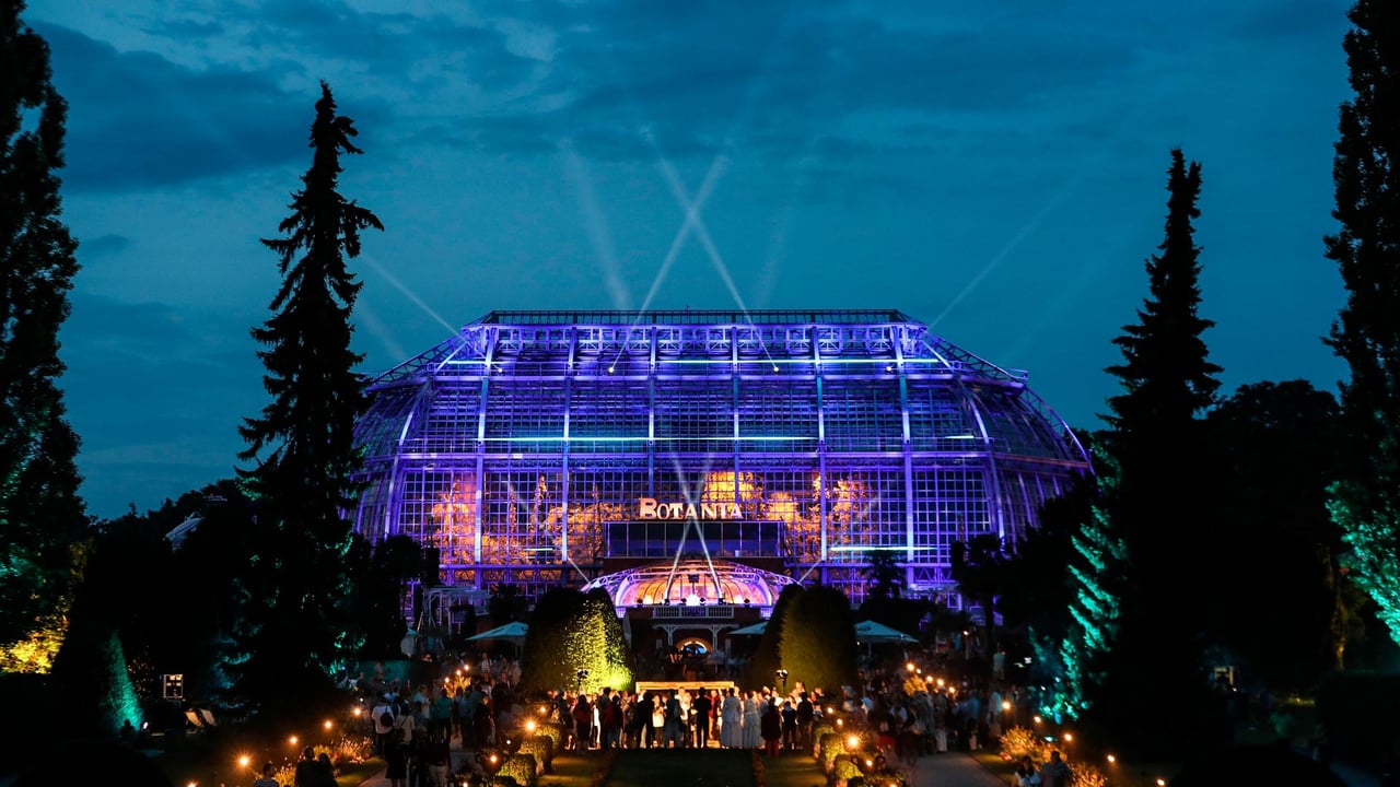 Botanische Nacht im Botanischen Garten, Berlin (© Felipe Trueba/EPA-EFE/Shutterstock) desktop wallpaper