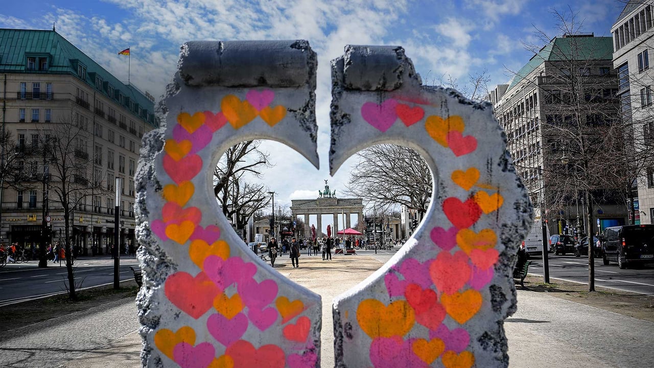 The Brandenburg Gate seen through a heart-shaped replica of a remnant of the Berlin Wall (© Britta Pedersen/picture alliance via Getty Images) desktop wallpaper