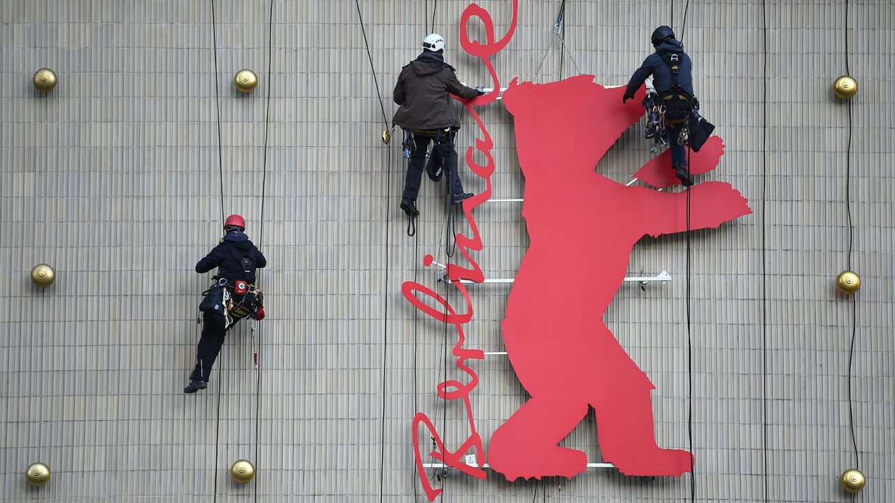 Industriekletterer besteigen den Berlinale-Bären im Kino Zoo-Palast, Berlin (© Britta Pedersen/dpa/Alamy Live News) desktop wallpaper