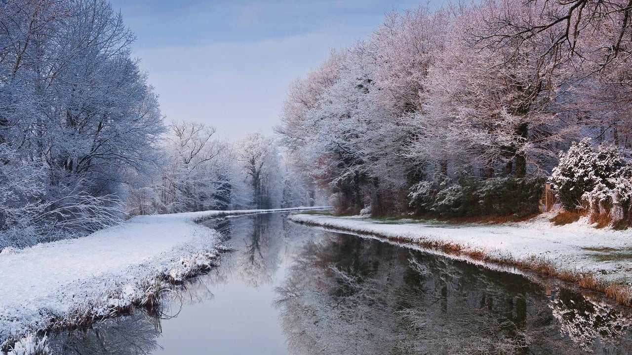Le Canal de Berry après une chute de neige, Loir-et-Cher, Centre (© robertharding/Alamy Stock Photo) desktop wallpaper