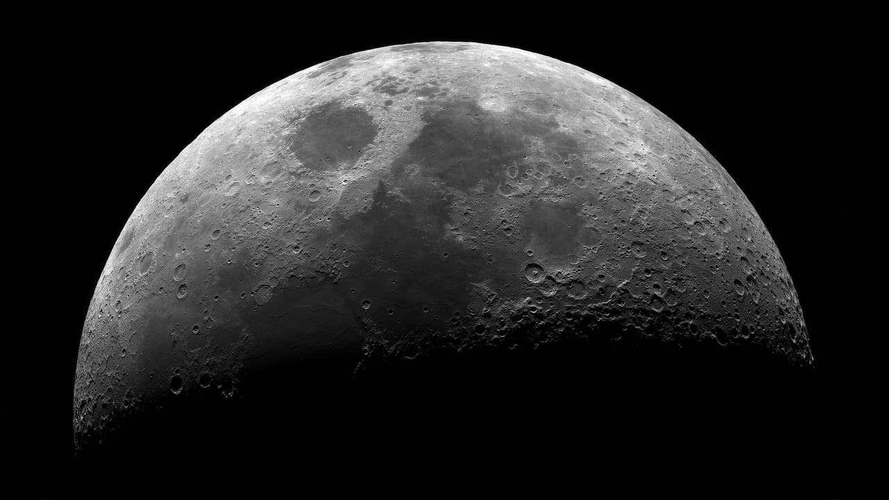 The moon's surface photographed through a telescope (© Sergey Kuznetsov/Getty Images) desktop wallpaper