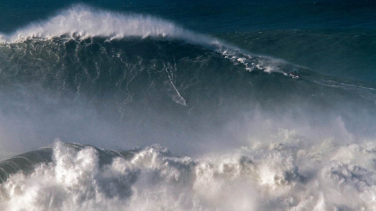 Rodrigo Koxa riding the biggest wave ever surfed, on Nov 8, 2017, off the coast of Nazaré, Portugal (© Pedro Cruz/AP Photo) desktop wallpaper