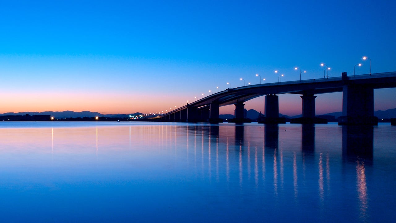 「夜明けの琵琶湖大橋」 滋賀県 (© Hiroshi Kusumoto/EyeEm/Getty Images) desktop wallpaper