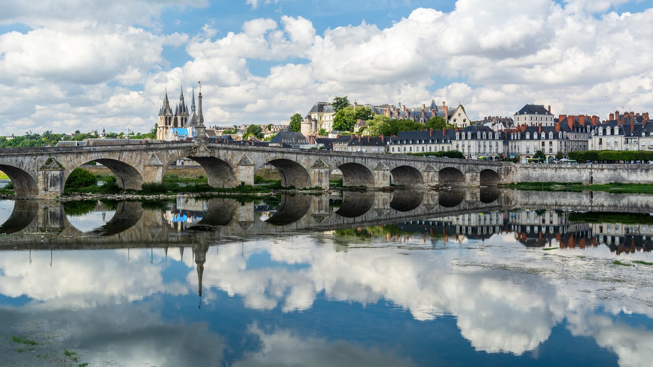 Vue et reflets de Blois, Val de Loire (© boerescul/Getty Images) desktop wallpaper